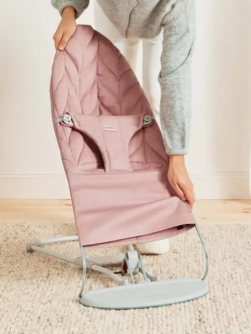 BabyBjorn Bouncer Bliss ležaljka njihalica za bebe Woven Petal Quilt Dusty Pink