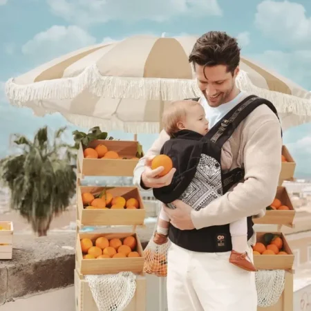 Kinderkraft Huggy Bizuu kengur nosiljka za bebu Lunar Black crna